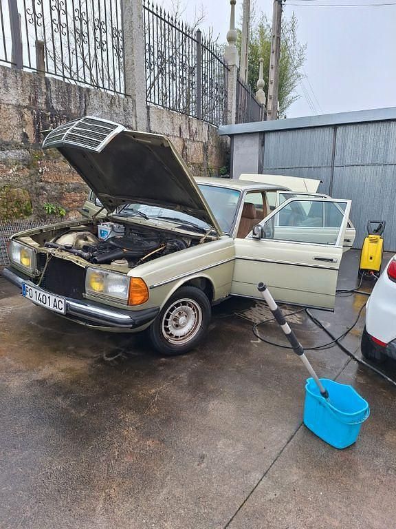 Gebraucht Mercedes E230 136 PS (100 kW) 1988 Grün Limousine