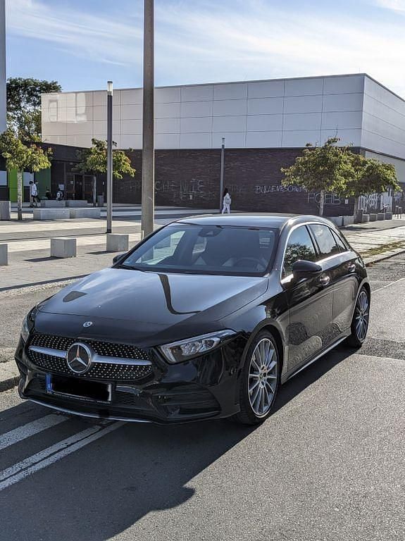 Schwarz Gebraucht 2018 Mercedes A160 AMG line Limousine | 21.490 € (Teuer) - Bild 1/4