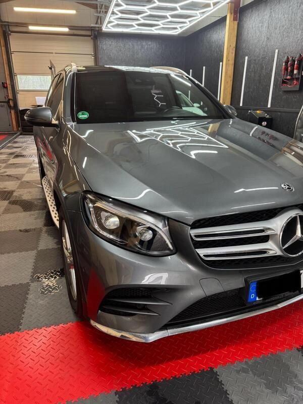 Grau Gebraucht 2017 Mercedes GLC220 AMG line SUV | 27.500 € (Guter Preis) - Bild 1/4