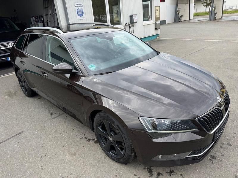 Usado Skoda Superb Style 190 HP (139 kW) 2016 Castanho Carrinha