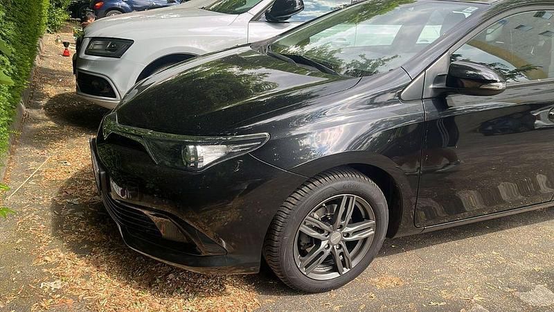 Schwarz Gebraucht 2016 Toyota Auris Cool Limousine | 9.500 € (Guter Preis) - Bild 1/4