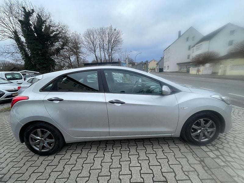 Gebraucht Hyundai i30 Classic 99 PS (72 kW) 2015 Silber Limousine