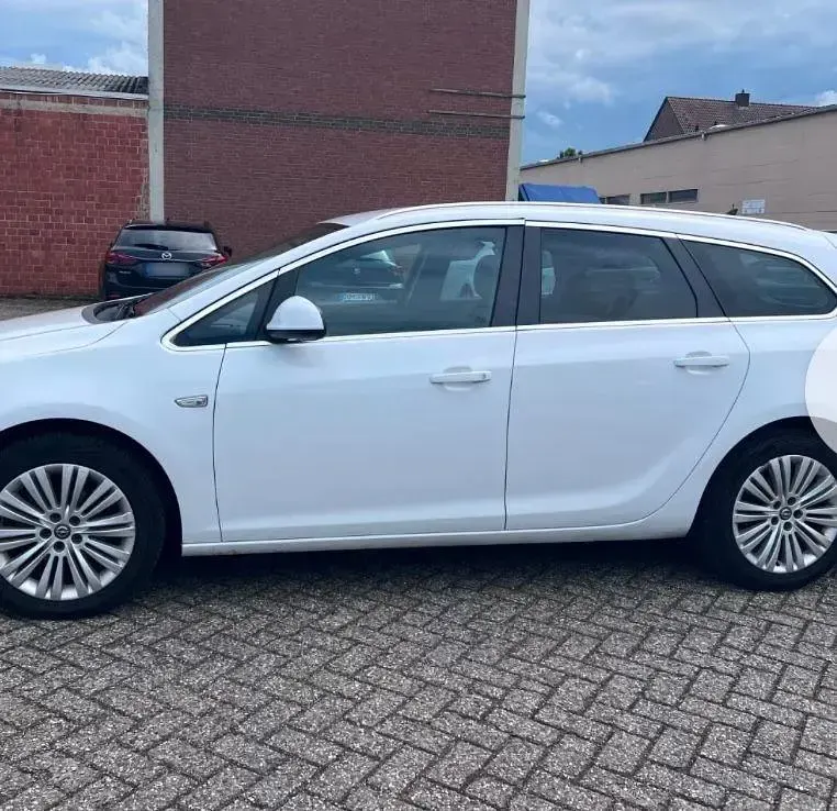 Gebraucht Opel Astra 101 PS (74 kW) 2013 Weiß Kombi