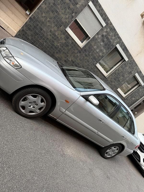 Grau Gebraucht 2001 Mazda 626 Limousine | 2.100 € - Bild 1/4