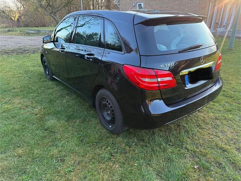 Gebraucht Mercedes B180 122 PS (89 kW) 2011 Schwarz Van / Kleinbus