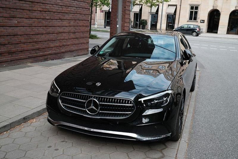 Schwarz Gebraucht 2023 Mercedes E220 Avantgarde Limousine | 42.000 € (Fairer Preis) - Bild 1/4