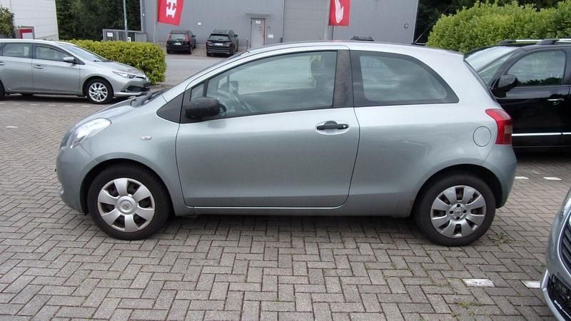 Silber Gebraucht 2006 Toyota Yaris Luna Kleinwagen | 500 € (Superpreis) - Bild 1/4