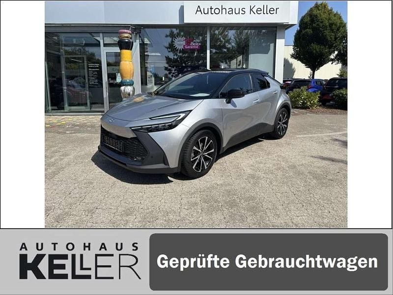 Shimmering silver metallic / dach schwarz Gebraucht 2023 Toyota C-HR Team SUV | 27.960 € (Fairer Preis) - Bild 1/4