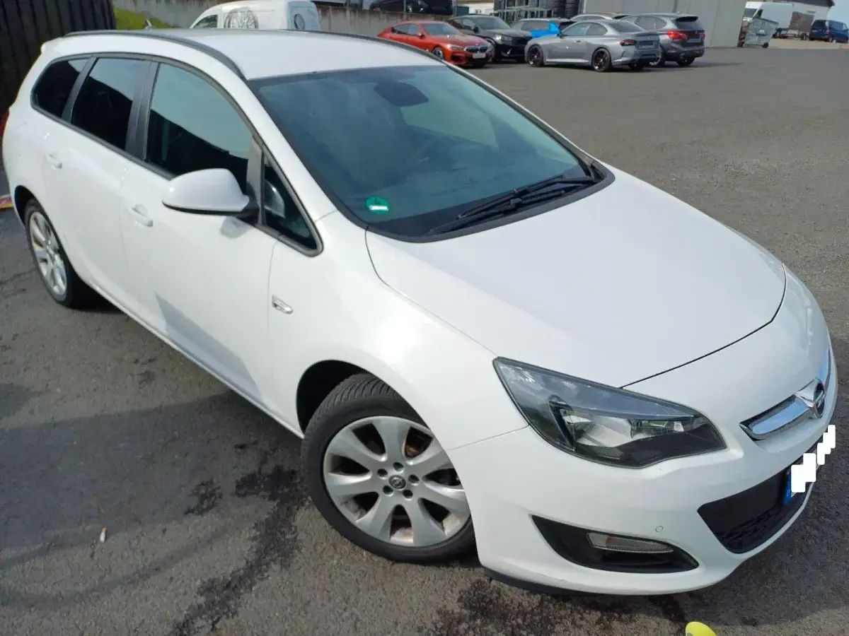 Usado Opel Astra 140 HP (102 kW) 2015 Branco Carrinha
