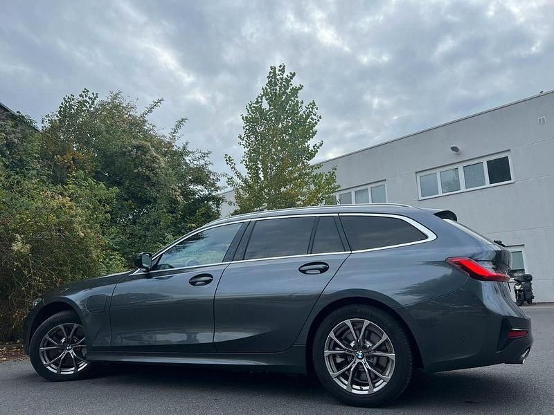 Gebraucht BMW 330e Sport Line 184 PS (135 kW) 2021 Grau Limousine