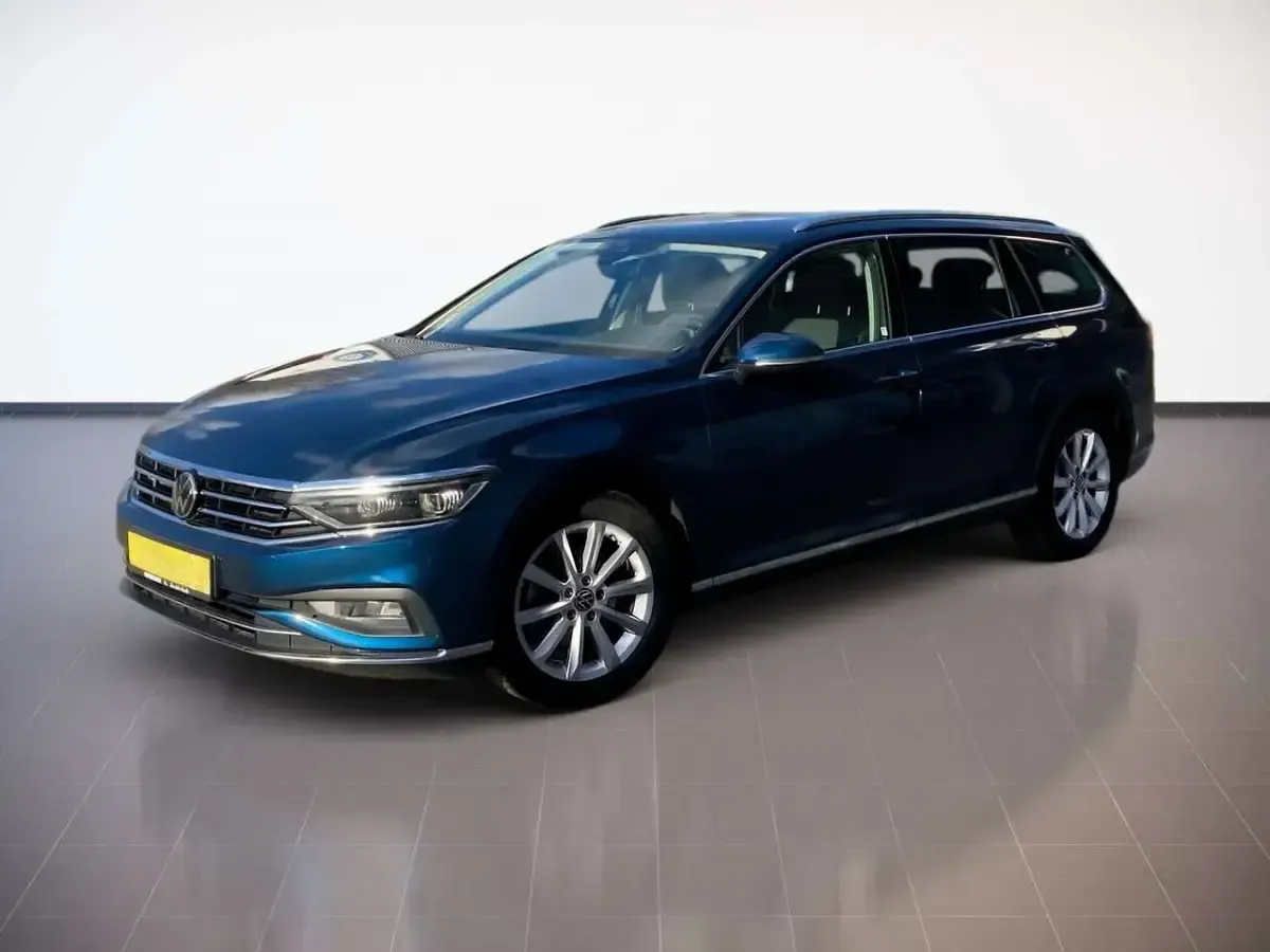 Gebraucht VW Passat Elegance 150 PS (110 kW) 2024 Aquamarinblau Kombi