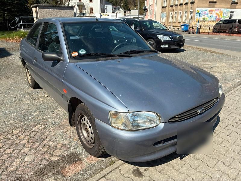 Używany Ford Escort 75 KM (55 kW) 1996 Srebrny Sedan/Limuzyna