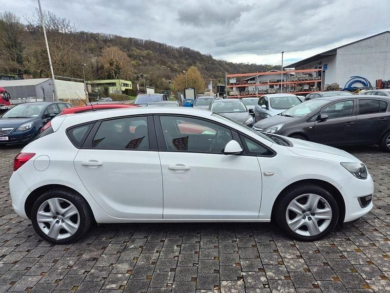 Gebraucht Opel Astra 101 PS (74 kW) 2013 Weiß Limousine