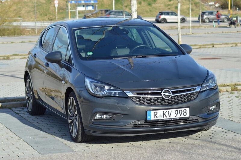 Grau Gebraucht 2015 Opel Astra Dynamic Limousine | 9.700 € (Fairer Preis) - Bild 1/4