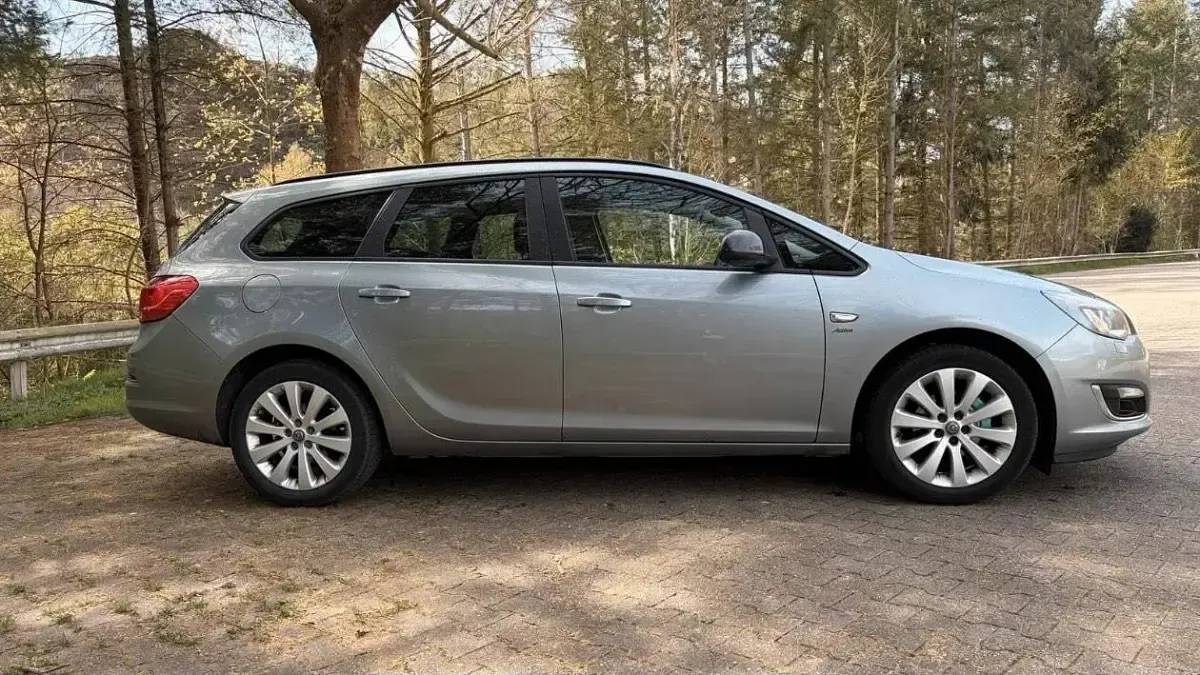 Gebraucht Opel Astra 140 PS (102 kW) 2014 Silber Kombi