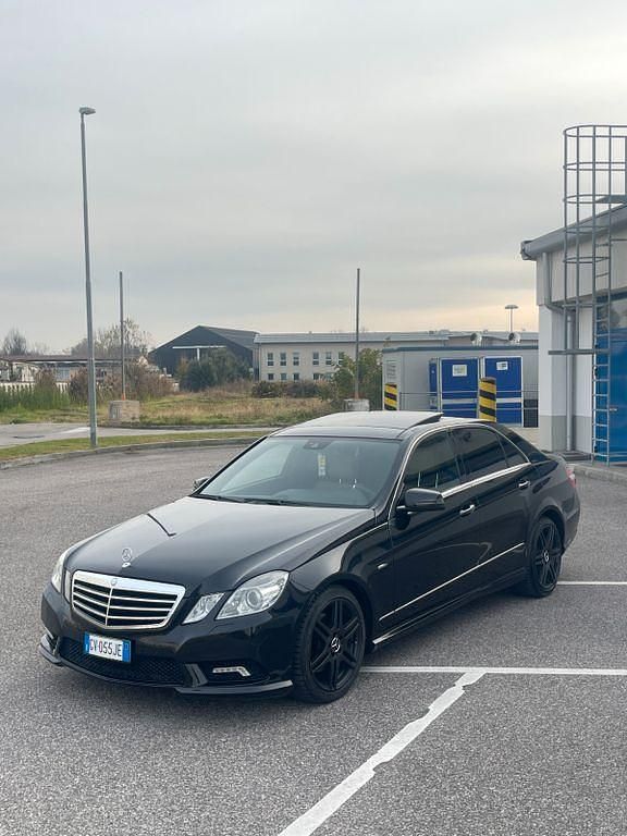 Schwarz Gebraucht 2011 Mercedes E350 Avantgarde Limousine | 14.000 € - Bild 1/4