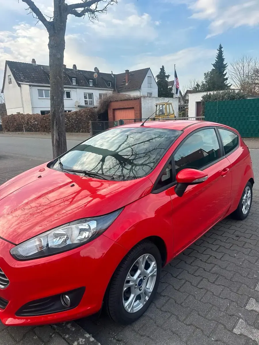 Używany Ford Fiesta 101 KM (74 kW) 2013 Czerwony Hatchback