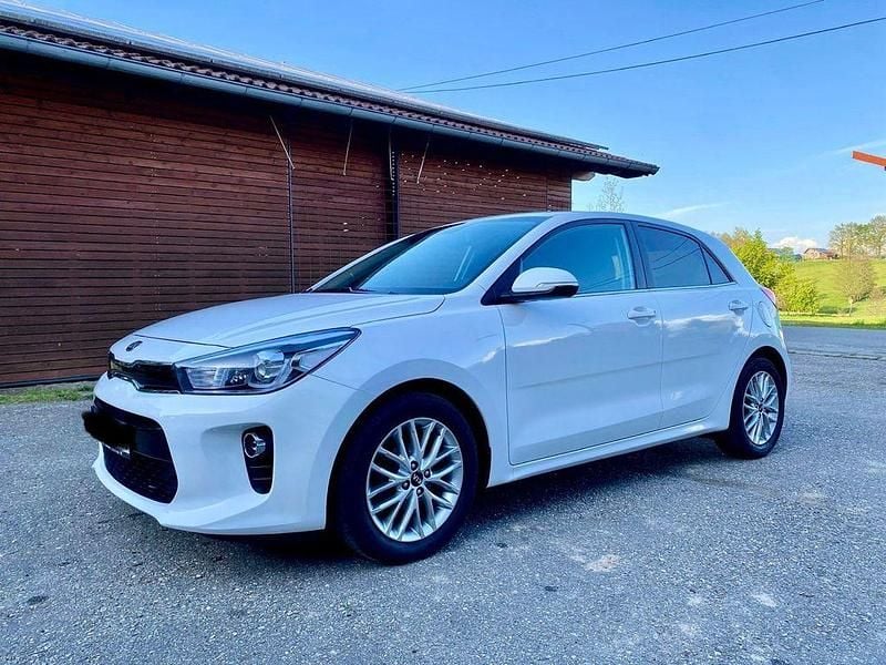 Weiß Gebraucht 2019 Kia Rio Spirit Limousine | 12.199 € (Fairer Preis) - Bild 1/4