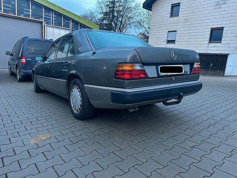 Gebraucht Mercedes E260 160 PS (117 kW) 1990 Grau Limousine
