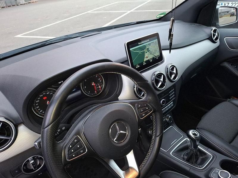 Gebraucht Mercedes B200 136 PS (100 kW) 2016 Grau Van / Kleinbus