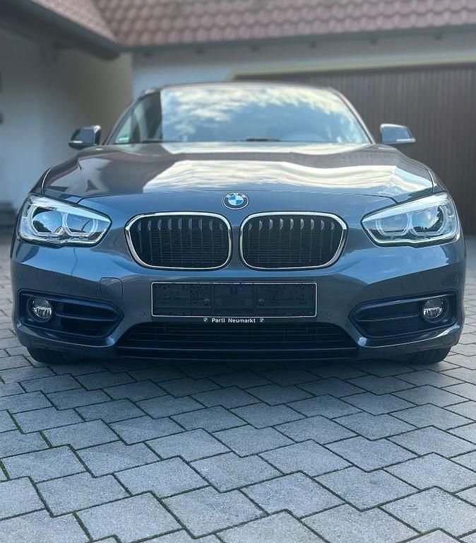 Grau Gebraucht 2017 BMW 118 Sport Line Kleinwagen | 15.200 € (Fairer Preis) - Bild 1/4