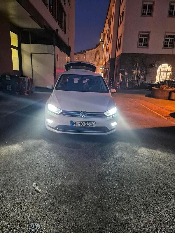 Weiß Gebraucht 2017 VW Golf Sportsvan Van / Kleinbus | 11.500 € (Fairer Preis) - Bild 1/4