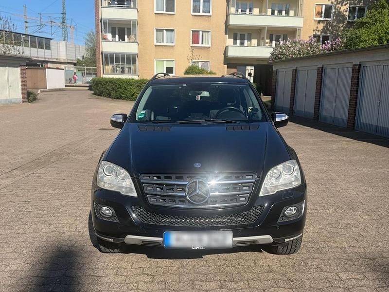 Second-hand Mercedes ML320 224 CP (164 kW) 2008 Negru SUV
