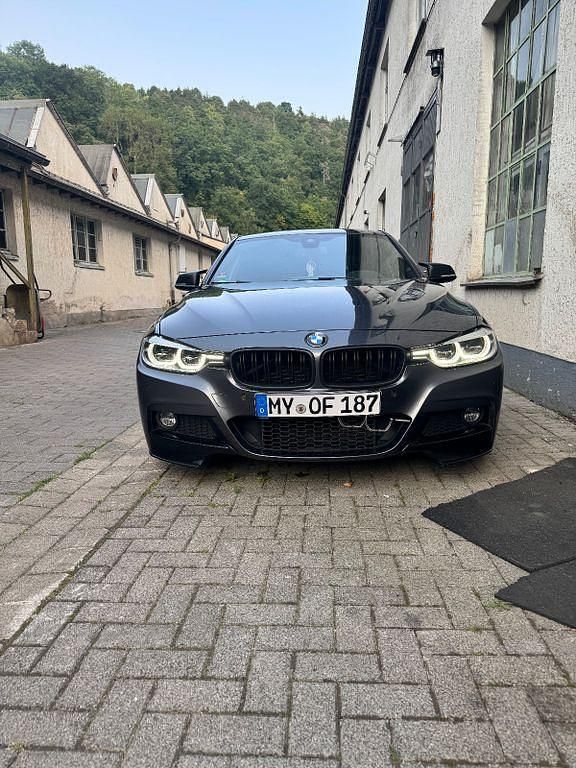 Grau Gebraucht 2015 BMW 330 M Sport Limousine | 18.200 € (Guter Preis) - Bild 1/4