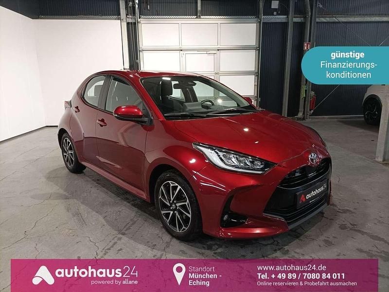 Rot Gebraucht 2021 Toyota Yaris Team Kleinwagen | 16.220 € (Fairer Preis) - Bild 1/4