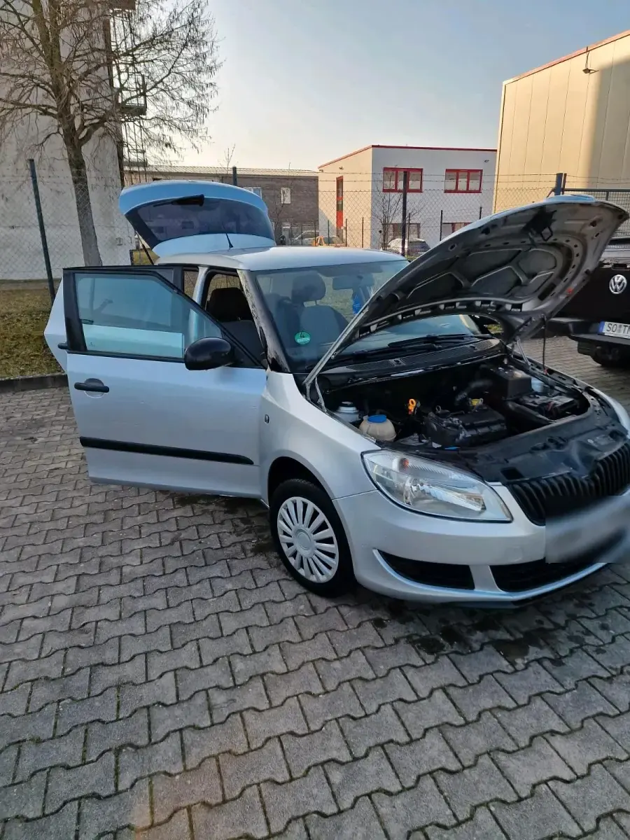 Używany Skoda Fabia 70 KM (51 kW) 2012 Srebrny Hatchback