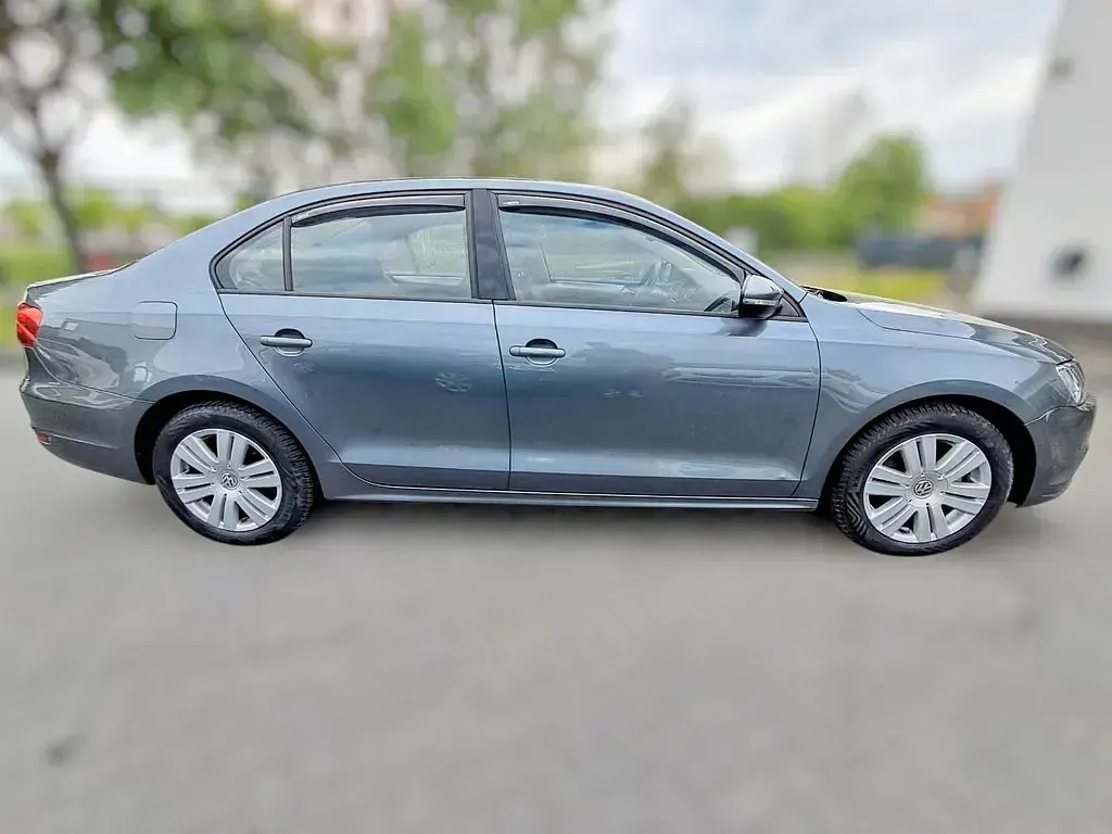 Gebraucht VW Jetta 105 PS (77 kW) 2013 Grau Limousine