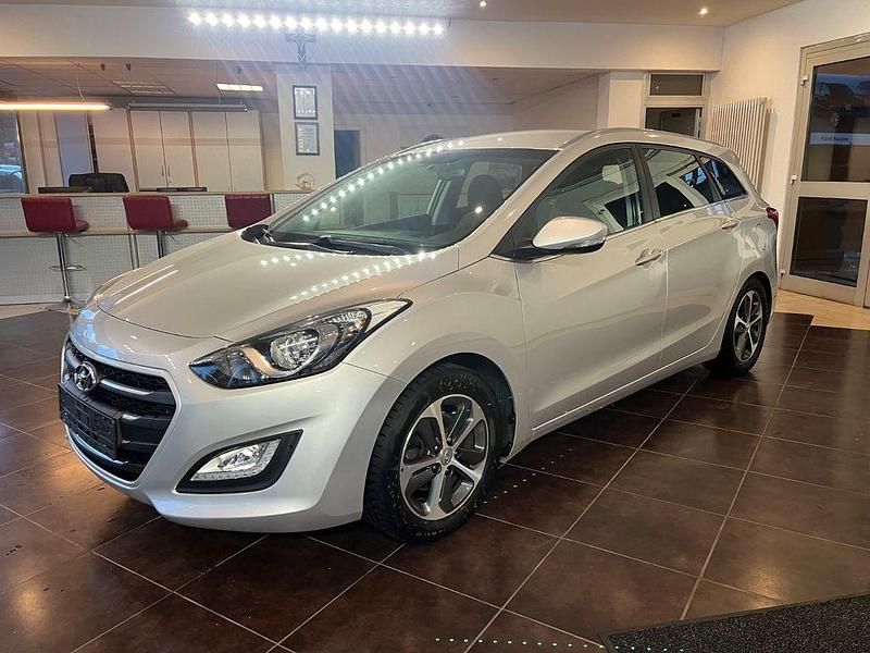 Silber Gebraucht 2016 Hyundai i30 Style Kombi | 8.999 € (Fairer Preis) - Bild 1/4