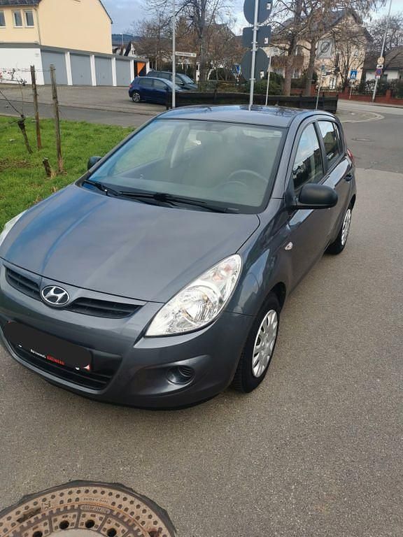 Grau Gebraucht 2011 Hyundai i20 Classic Limousine | 4.300 € (Etwas zu teuer) - Bild 1/4