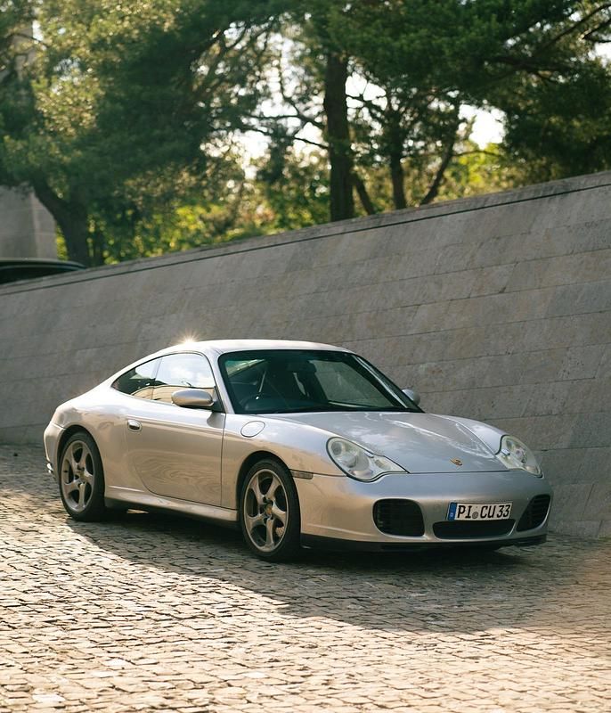 Silber Gebraucht 2003 Porsche 911 Carrera 4 Coupé | 27.000 € - Bild 1/4
