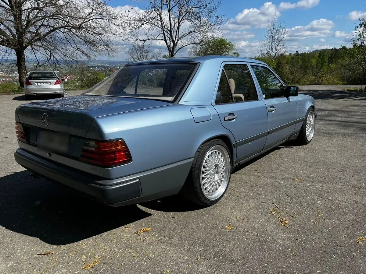 Gebraucht Mercedes 260 160 PS (117 kW) 1989 Blau Limousine