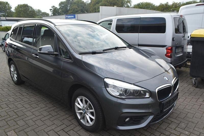 Grau Gebraucht 2016 BMW 218 Gran Tourer Advantage Van / Kleinbus | 9.900 € (Guter Preis) - Bild 1/4
