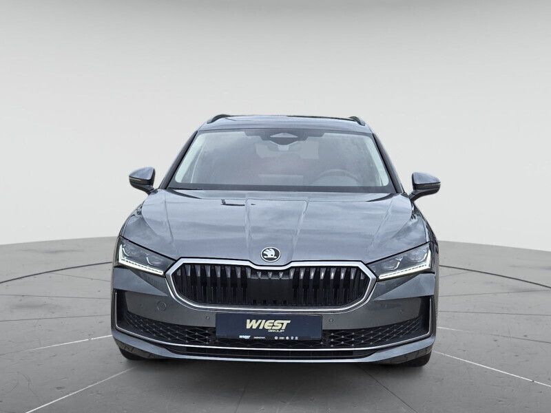 Graphitegrau metallic Gebraucht 2024 Skoda Superb Selection Kombi | 33.670 € (Etwas zu teuer) - Bild 1/4