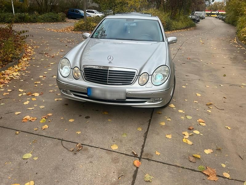 Silber Gebraucht 2004 Mercedes E320 Limousine | 5.500 € (Fairer Preis) - Bild 1/4