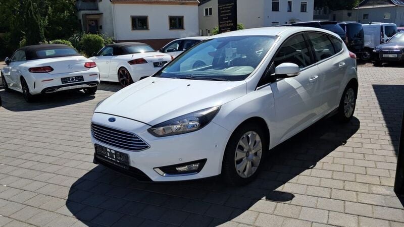 Frostweiß Gebraucht 2016 Ford Focus Titanium Limousine | 4.990 € (Superpreis) - Bild 1/4