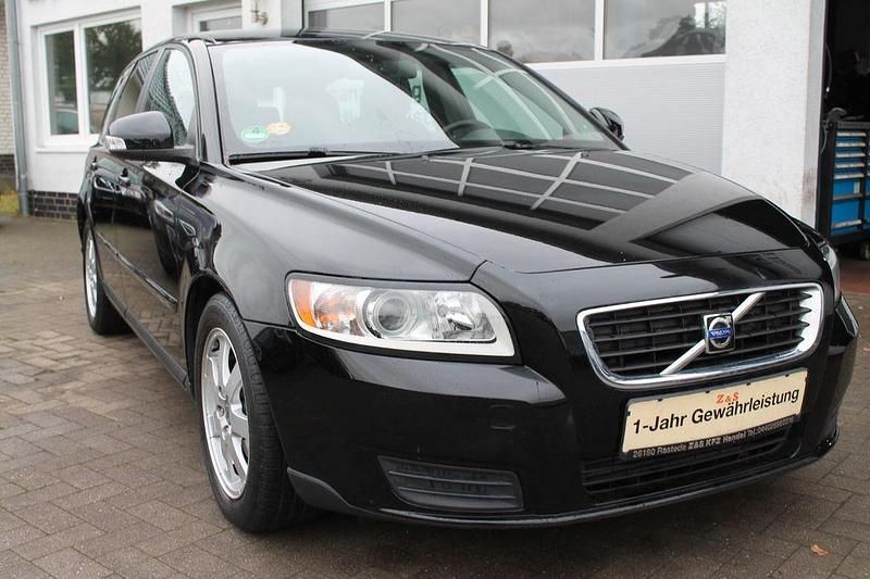 Schwarz Gebraucht 2009 Volvo V50 Drive Kinetic Kombi | 6.333 € - Bild 1/4
