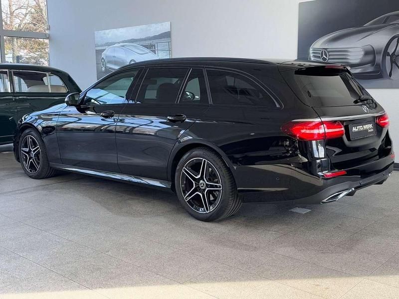 Gebraucht Mercedes E200 Exclusive 160 PS (117 kW) 2023 Ung. schwarz  unilack Kombi