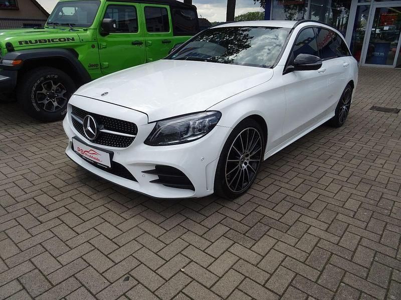 Weiß Gebraucht 2018 Mercedes C300 AMG line Limousine | 25.970 € (Fairer Preis) - Bild 1/4