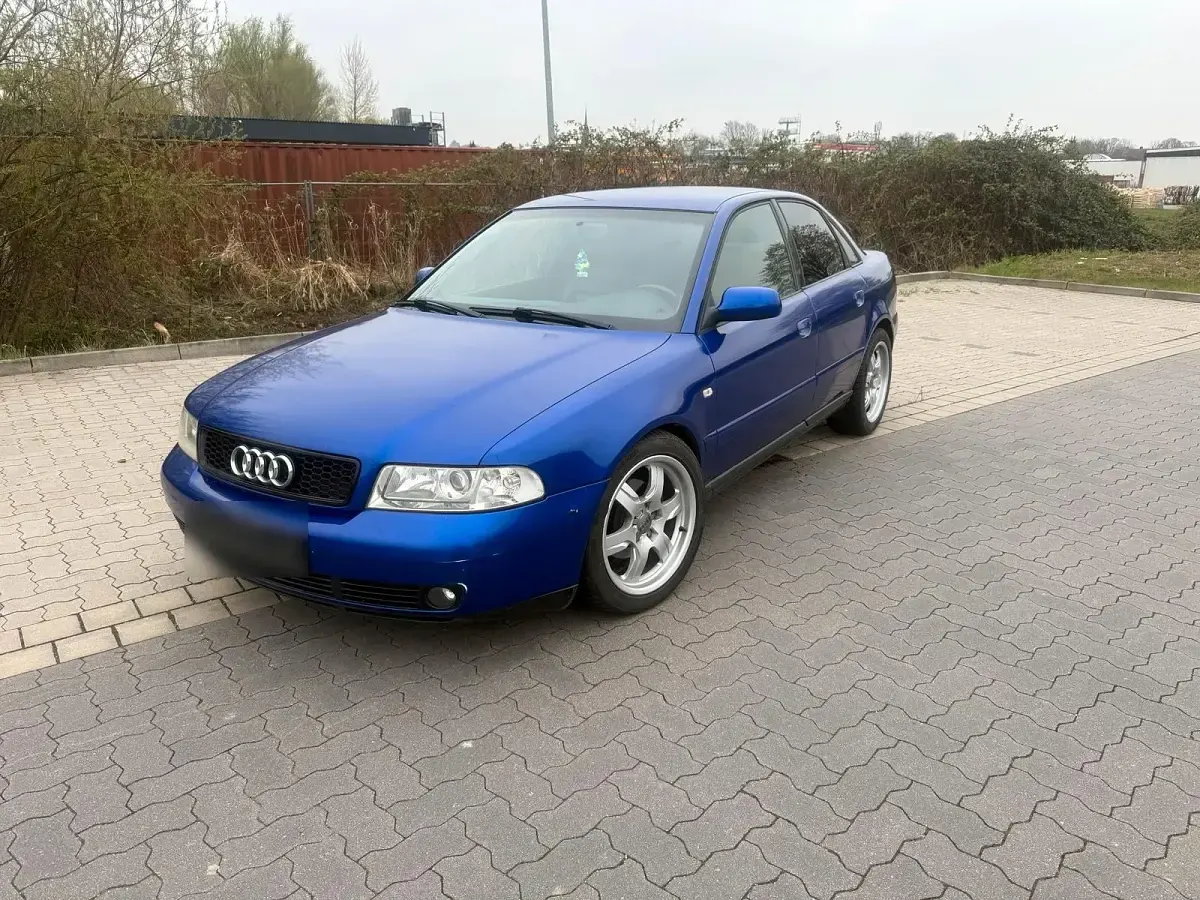 Second-hand Audi A4 S-Line 170 CP (125 kW) 2000 Albastru Berlinǎ