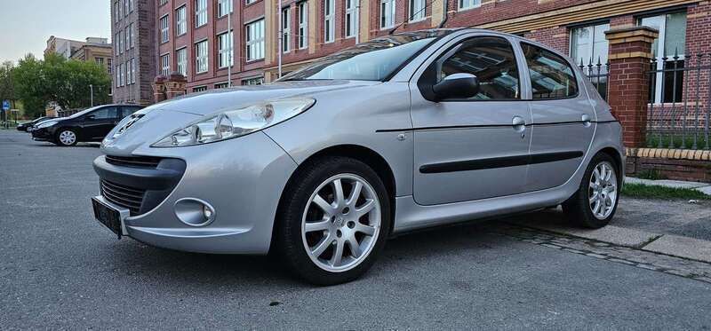 Aluminiumgrau/metallic Gebraucht 2011 Peugeot 206+ Basis Kleinwagen | 2.299 € (Guter Preis) - Bild 1/4