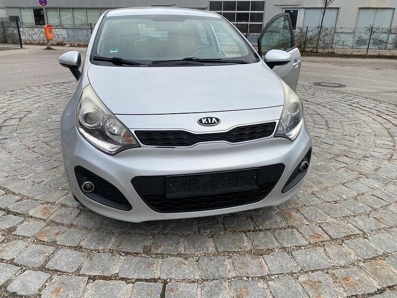Gebraucht Kia Rio 105 PS (77 kW) 2015 Silber Limousine