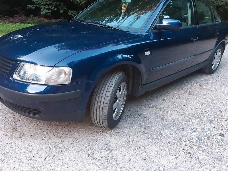 Second-hand VW Passat 100 CP (73 kW) 2000 Albastru Berlinǎ