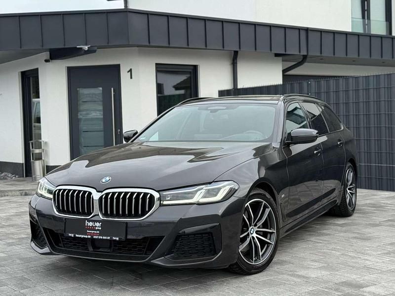 Grau Gebraucht 2022 BMW 520 M Sport Kombi | 36.990 € (Teuer) - Bild 1/4