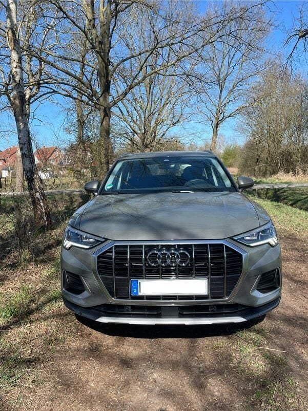 Grau Gebraucht 2023 Audi Q3 Advanced SUV | 35.500 € (Guter Preis) - Bild 1/4
