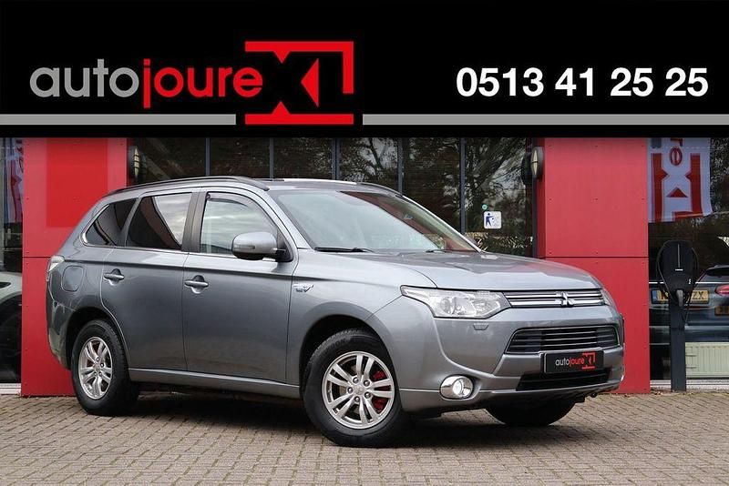 Grau Gebraucht 2015 Mitsubishi Outlander P-HEV Instyle SUV | 9.998 € (Fairer Preis) - Bild 1/4