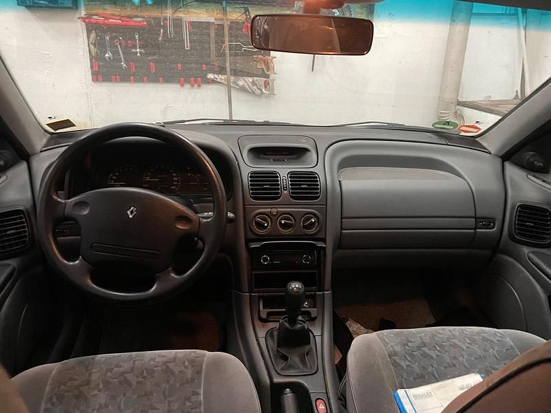 Blau Gebraucht 1997 Renault Laguna Kombi | 520 € - Bild 1/4